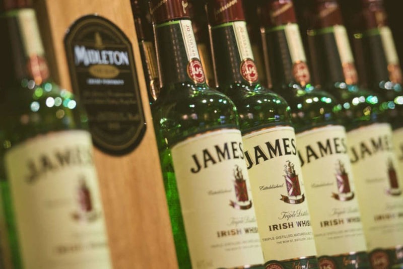 Destilaria de whisky Jameson - garrafas