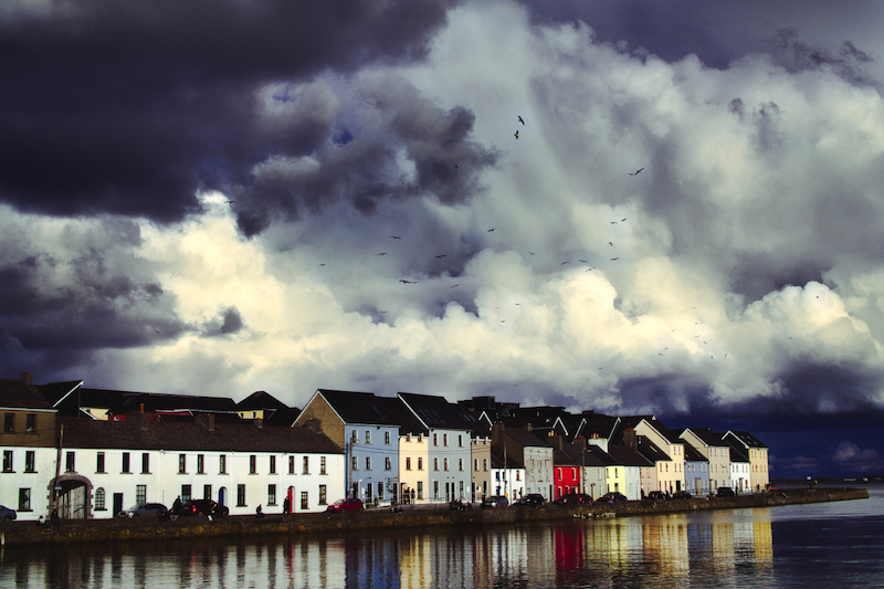 Galway no inverno: casinhas ao longo do Rio Corrib